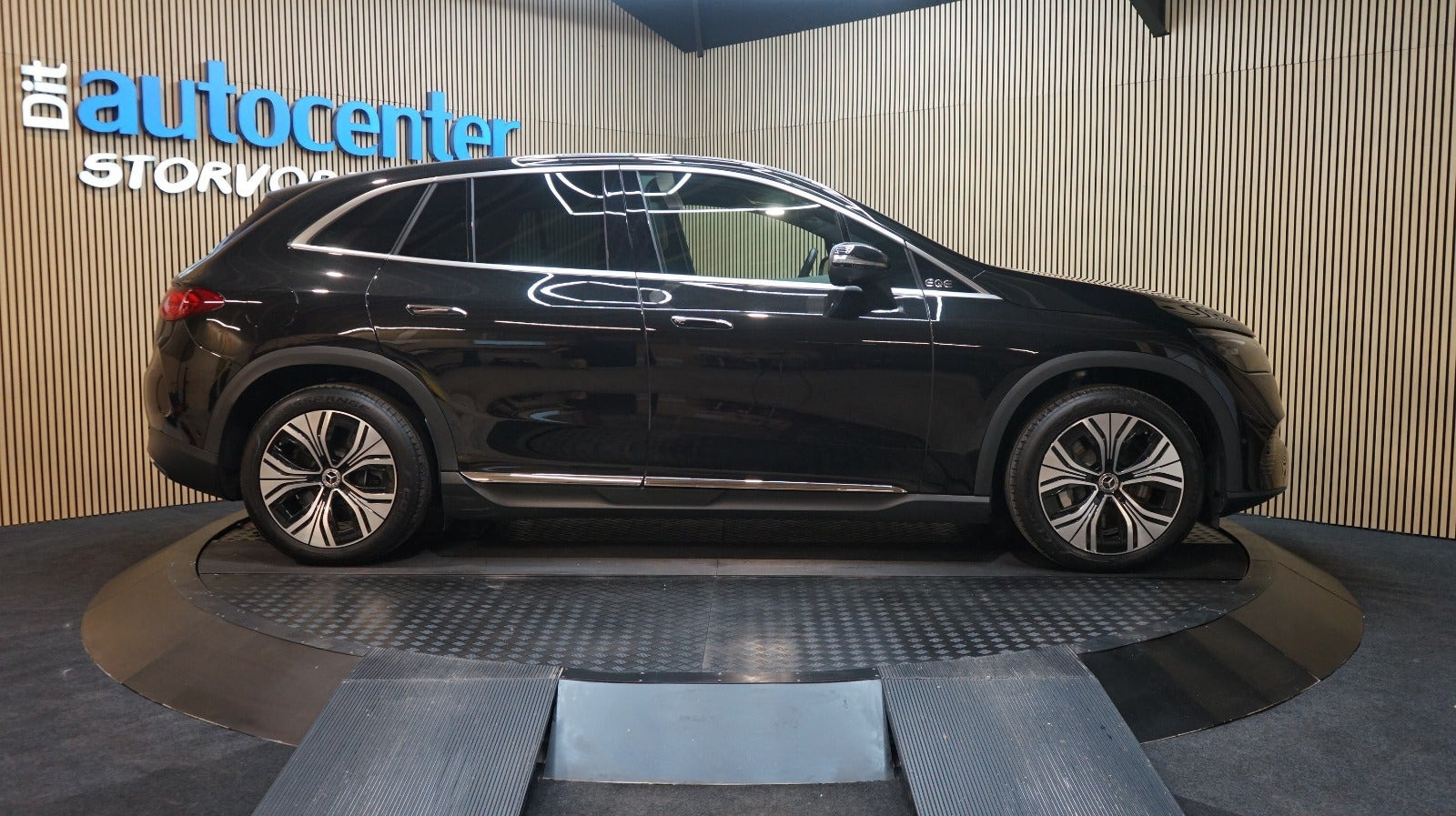 Sort Mercedes EQE350 SUV fra 2023