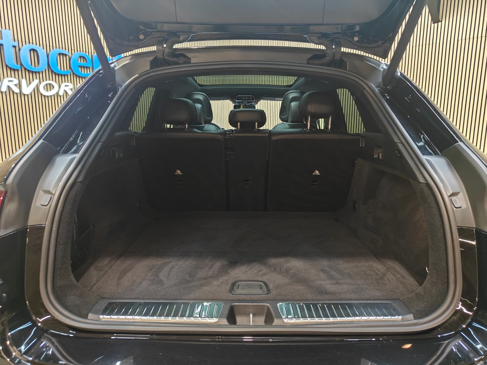 Sort Mercedes EQE350 SUV fra 2023