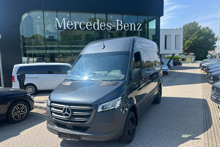 Grå Mercedes Sprinter 317 fra 2024