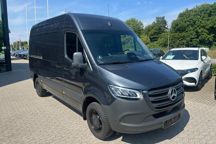 Grå Mercedes Sprinter 317 fra 2024
