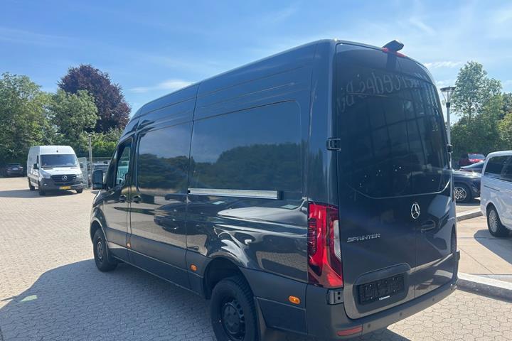 Grå Mercedes Sprinter 317 fra 2024