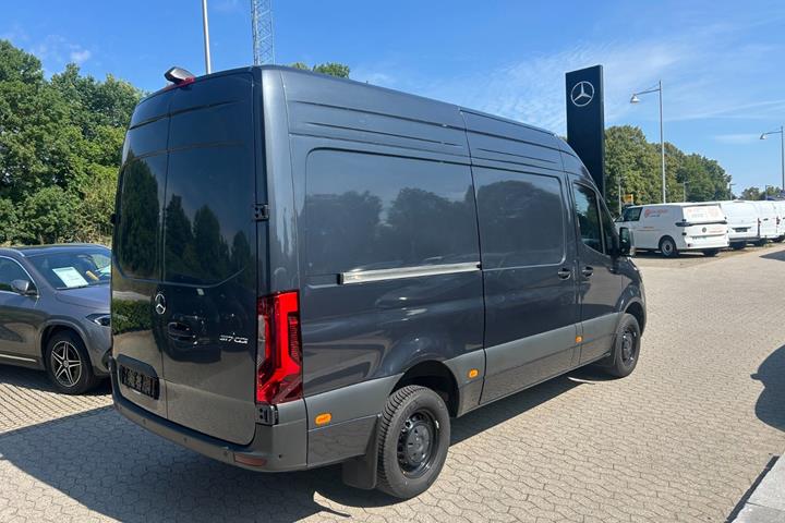 Grå Mercedes Sprinter 317 fra 2024