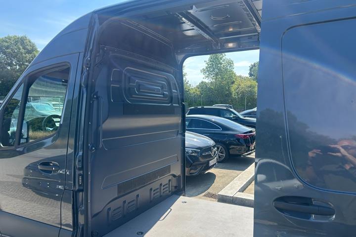 Grå Mercedes Sprinter 317 fra 2024