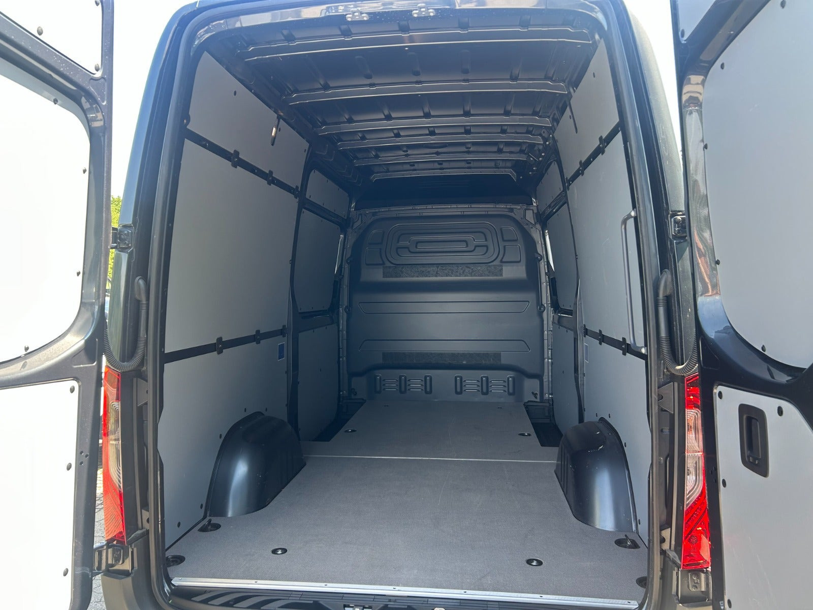 Grå Mercedes Sprinter 317 fra 2024