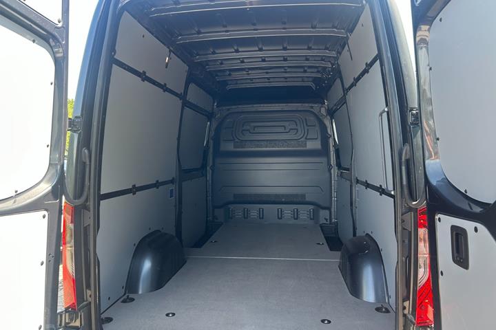 Grå Mercedes Sprinter 317 fra 2024
