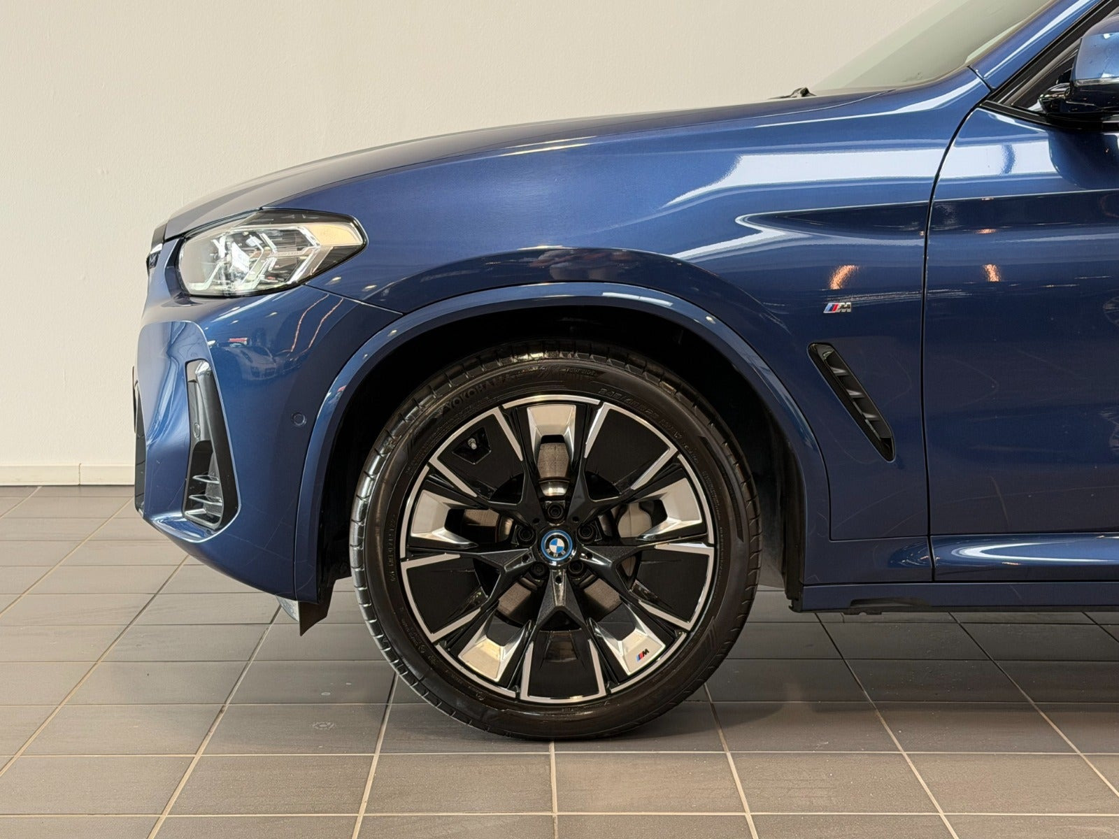 Blå BMW iX3 fra 2023