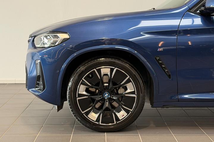 Blå BMW iX3 fra 2023