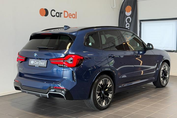 Blå BMW iX3 fra 2023