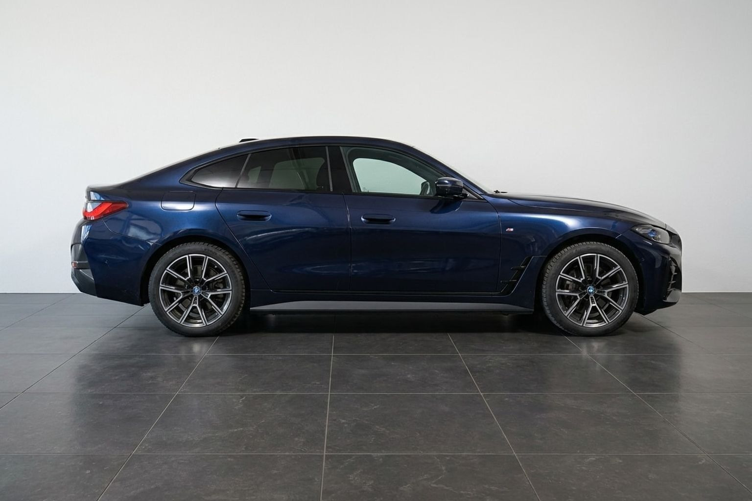 Blå BMW i4 fra 2023