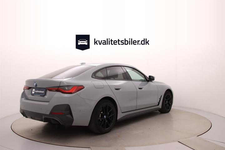 Grå BMW i4 fra 2024
