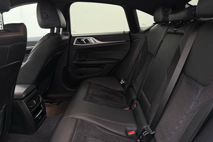 Grå BMW i4 fra 2024