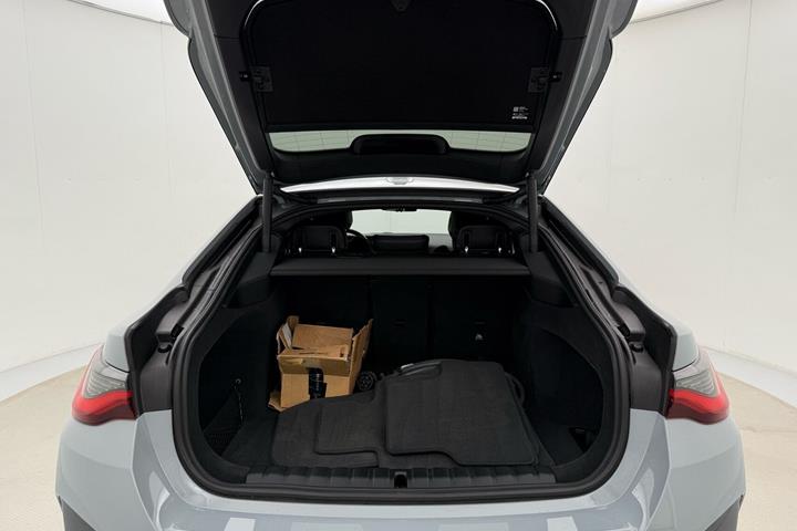 Grå BMW i4 fra 2024