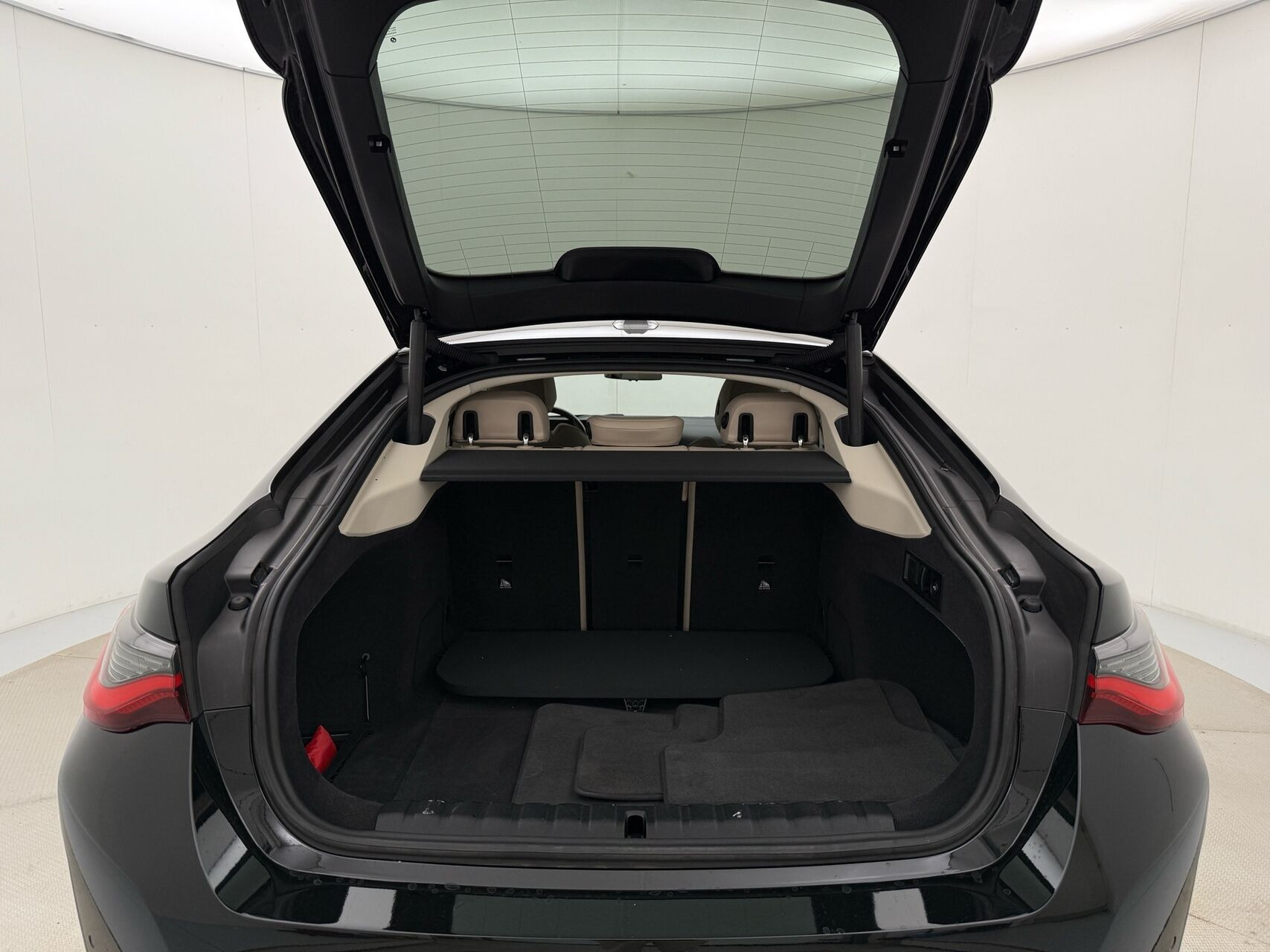 Sort BMW i4 fra 2023