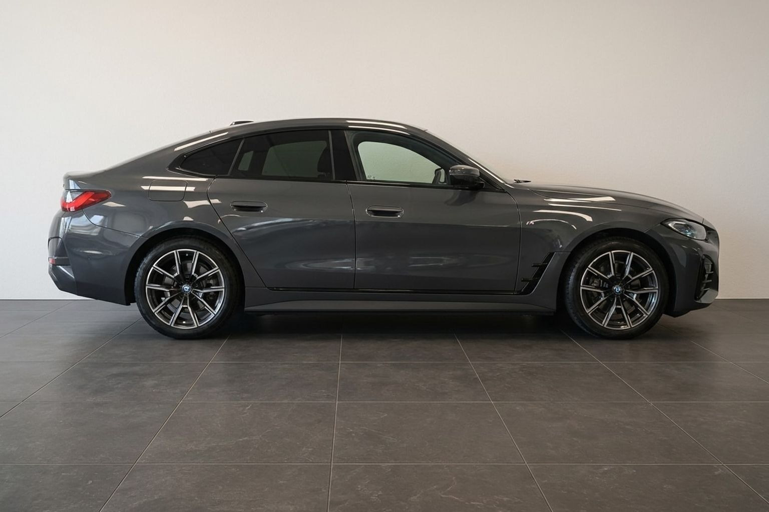 Grå BMW i4 fra 2022