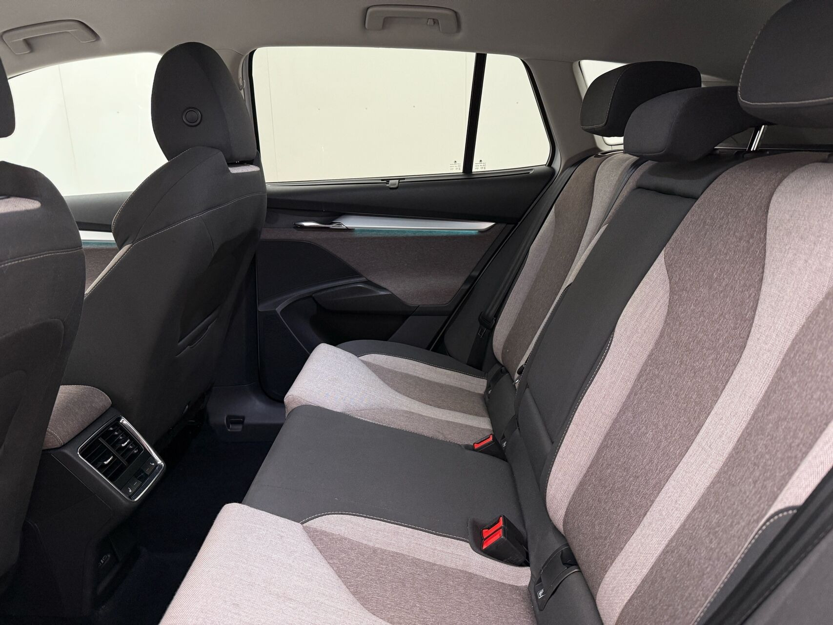 Hvid Skoda Enyaq fra 2021