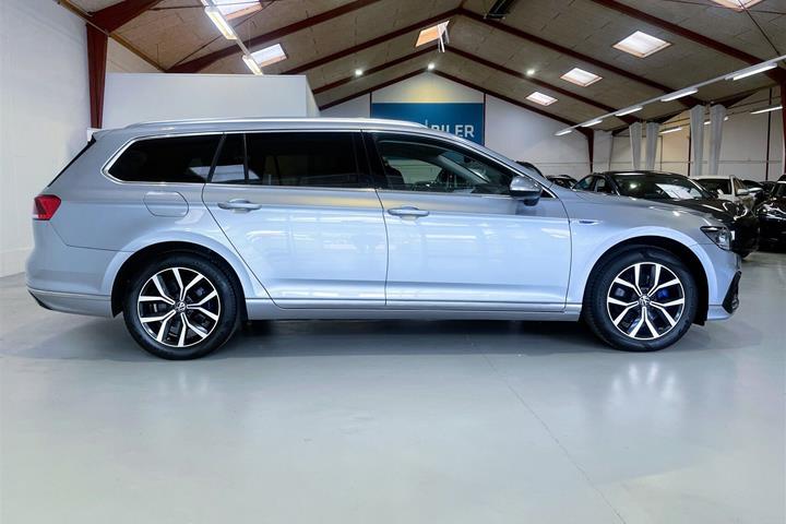 Sølv VW Passat fra 2021