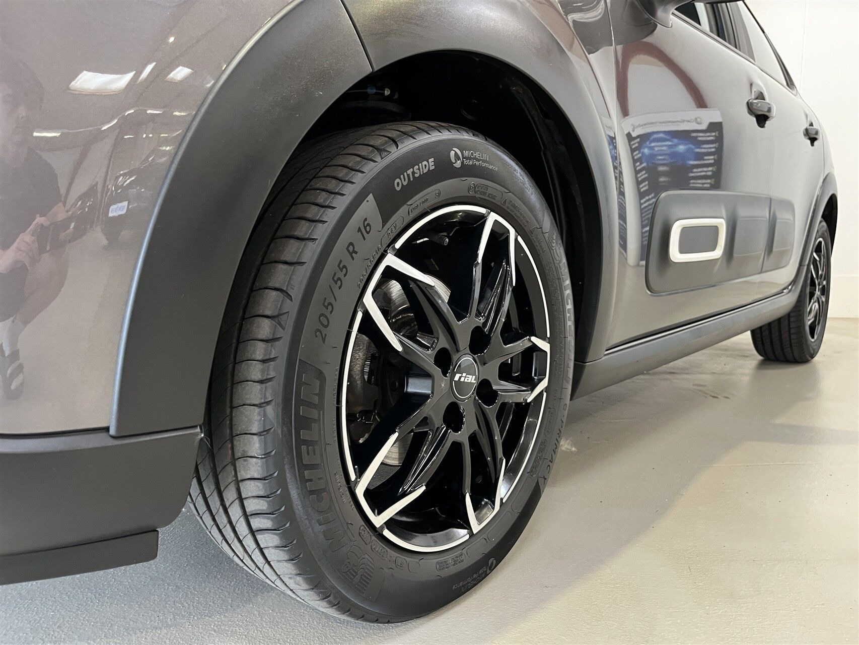 Grå Citroën C3 fra 2024