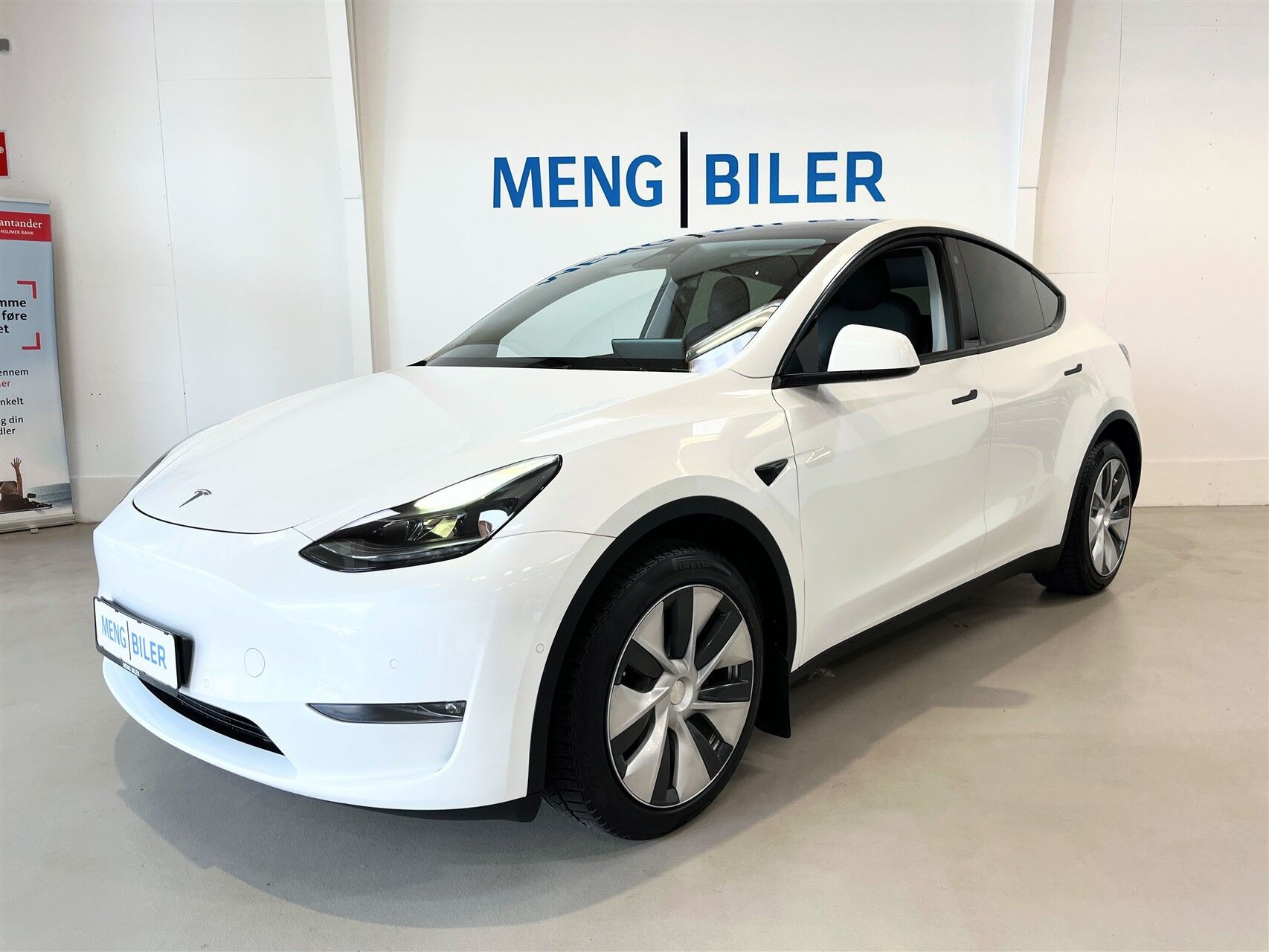 Hvid Tesla Model Y fra 2021