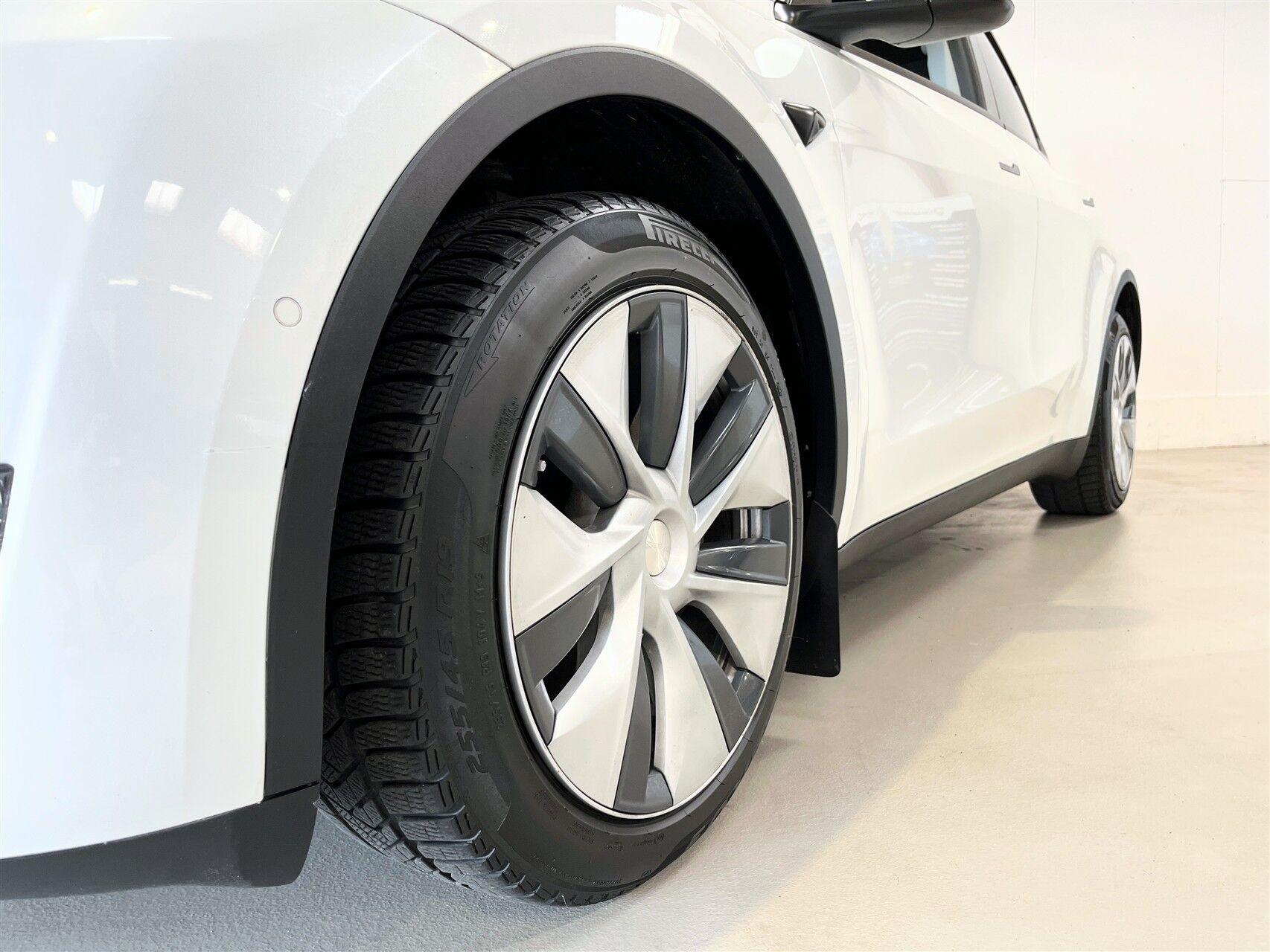 Hvid Tesla Model Y fra 2021