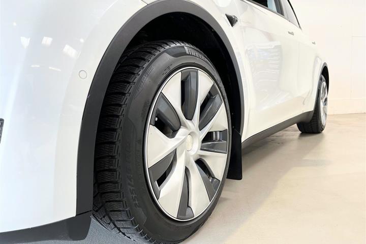Hvid Tesla Model Y fra 2021