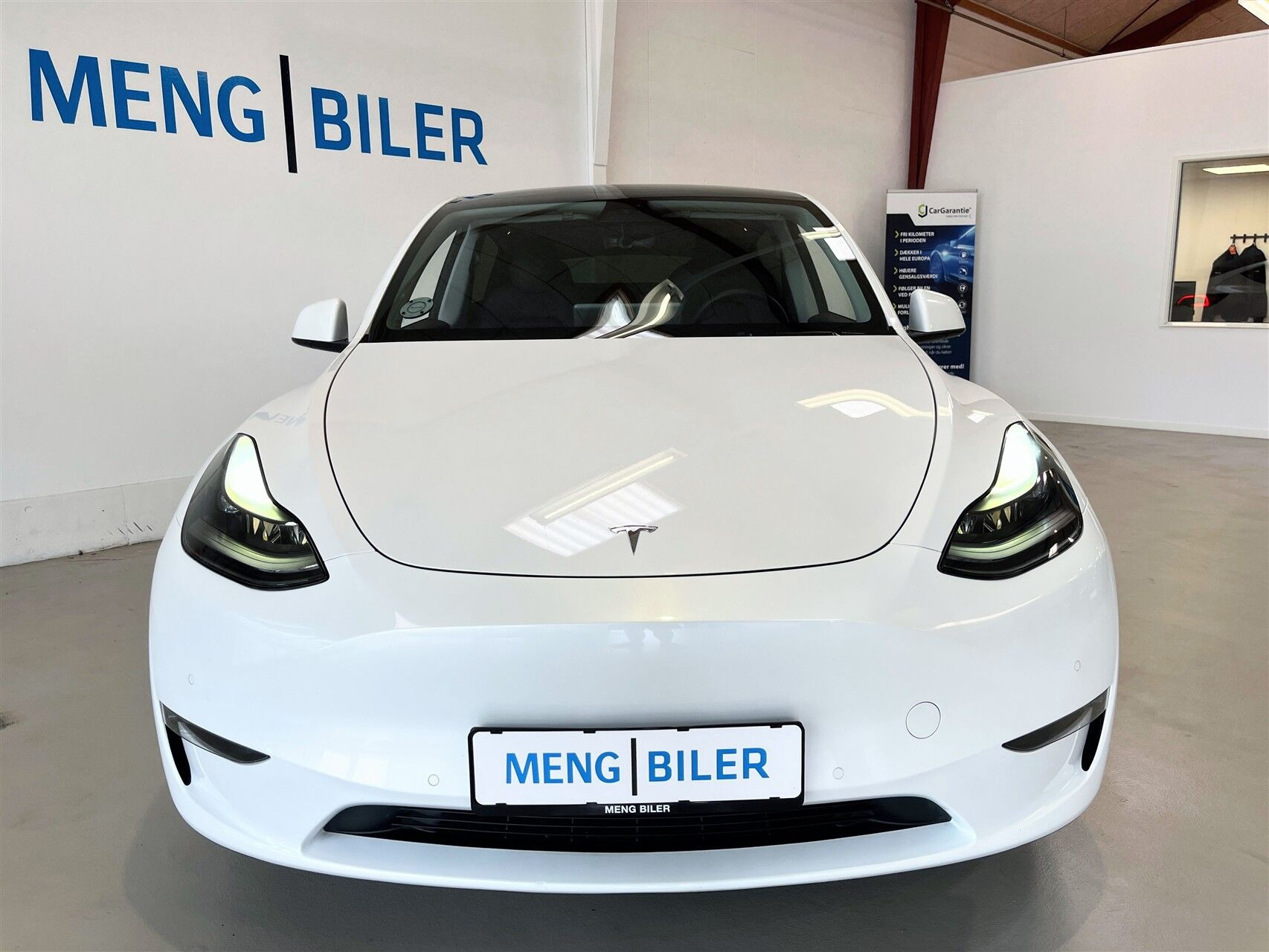 Hvid Tesla Model Y fra 2021