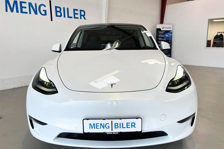 Hvid Tesla Model Y fra 2021