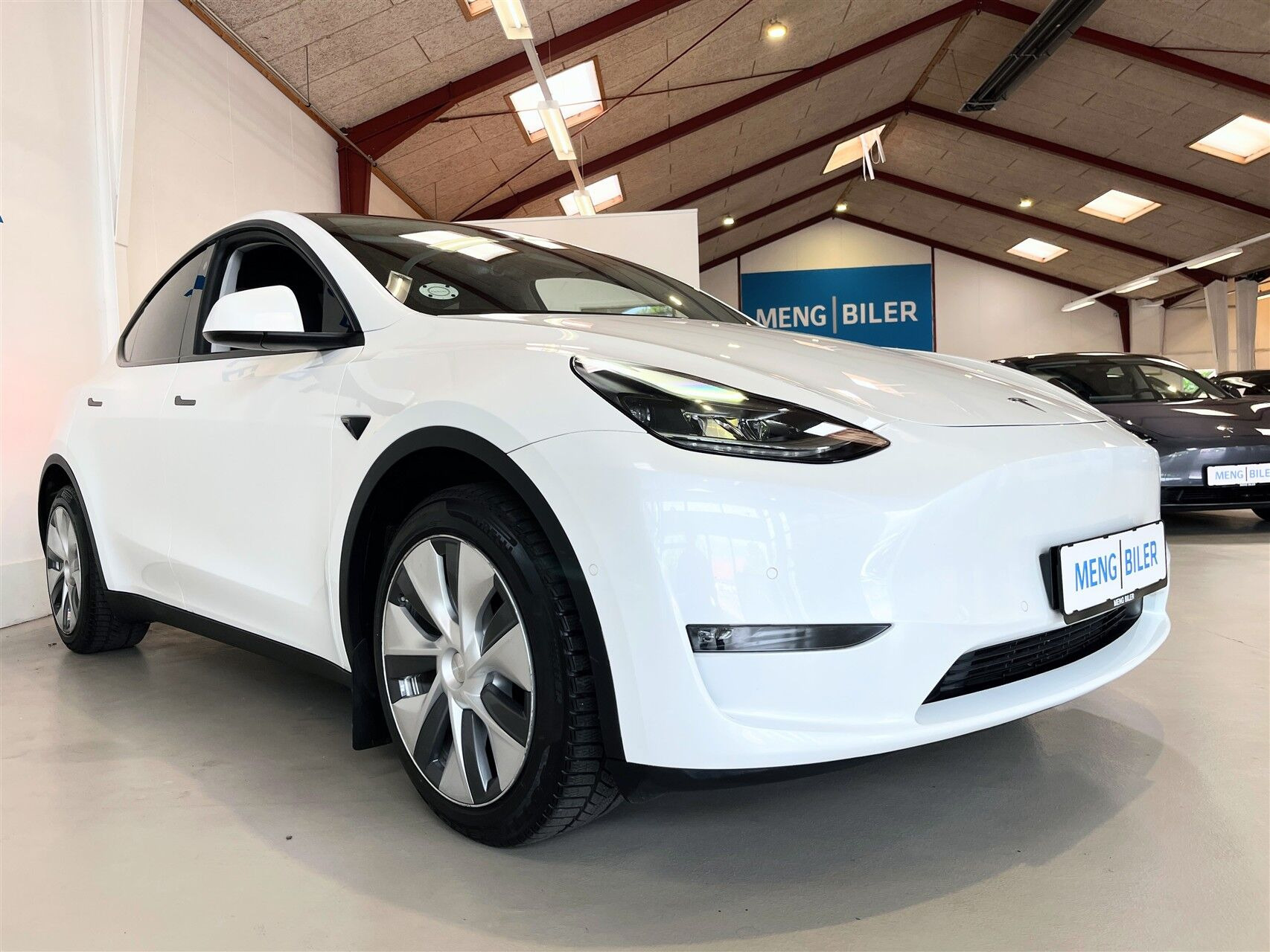 Hvid Tesla Model Y fra 2021