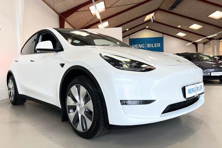 Hvid Tesla Model Y fra 2021