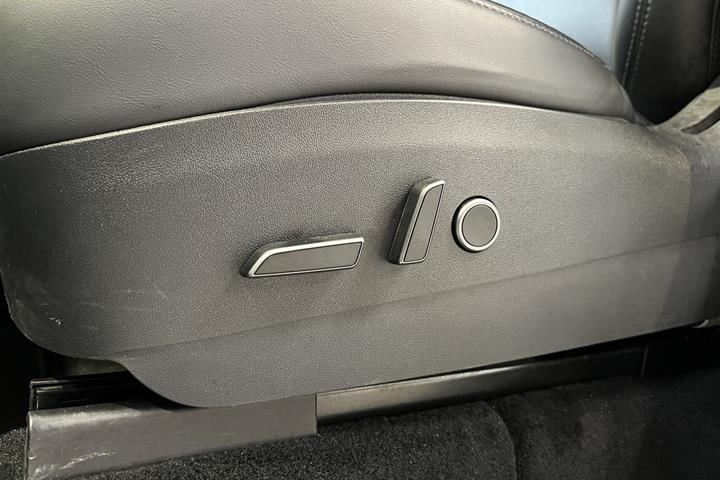 Hvid Tesla Model Y fra 2021