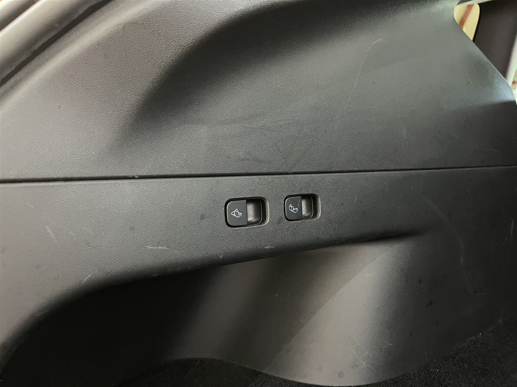 Hvid Tesla Model Y fra 2021