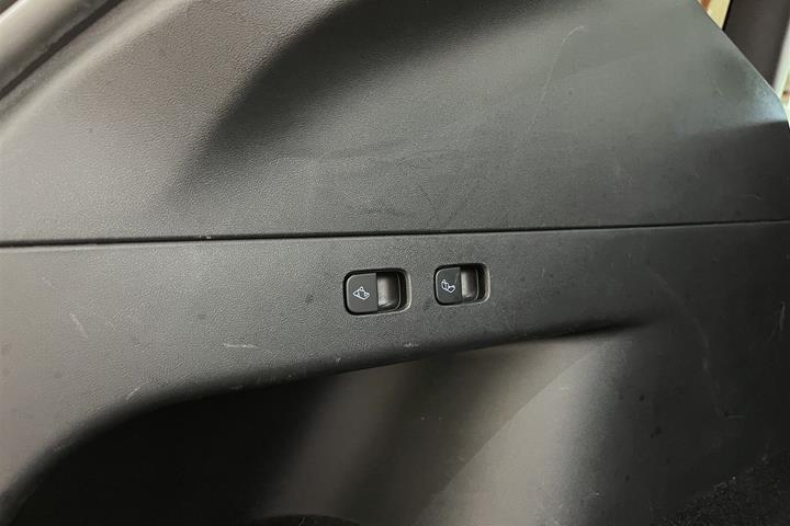 Hvid Tesla Model Y fra 2021