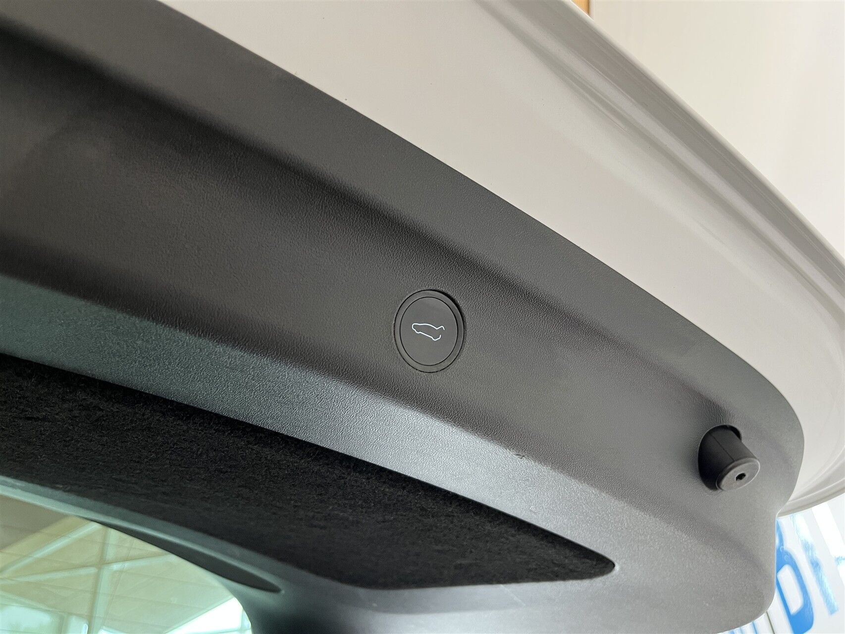 Hvid Tesla Model Y fra 2021