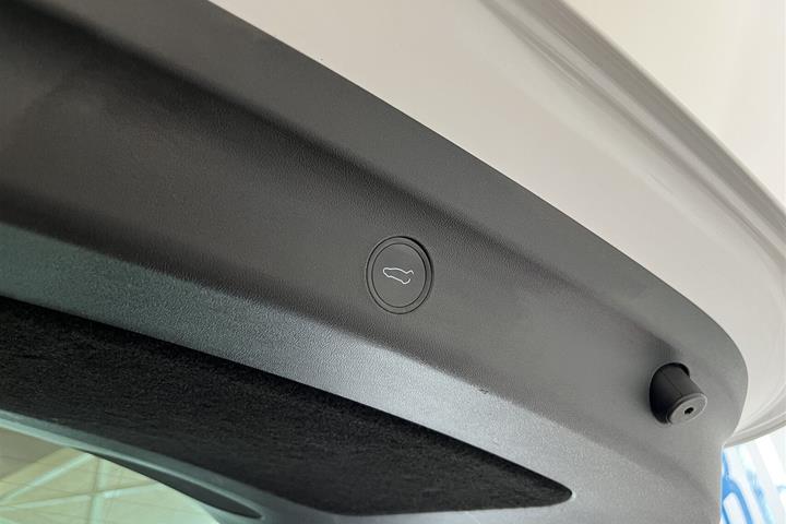 Hvid Tesla Model Y fra 2021