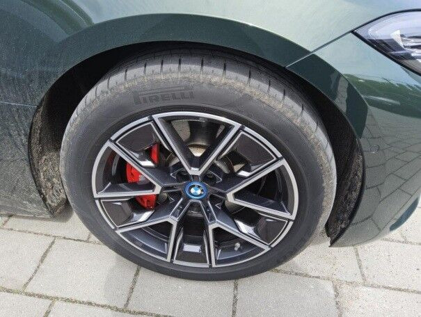 Grøn BMW i4 fra 2023