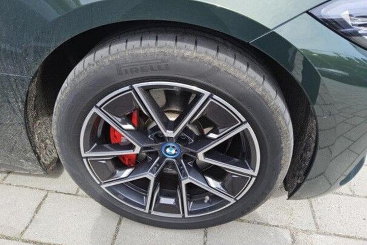Grøn BMW i4 fra 2023