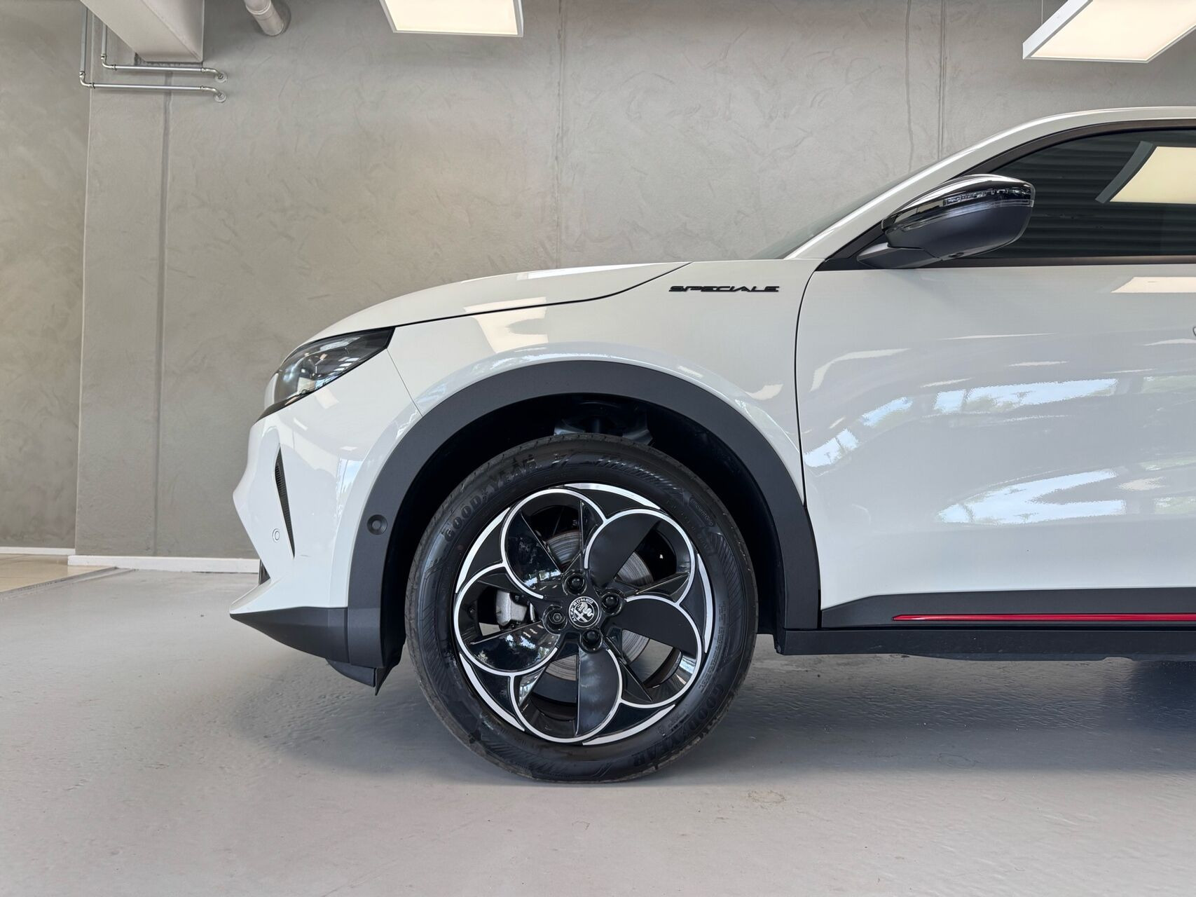 Hvid Alfa Romeo Junior fra 2025