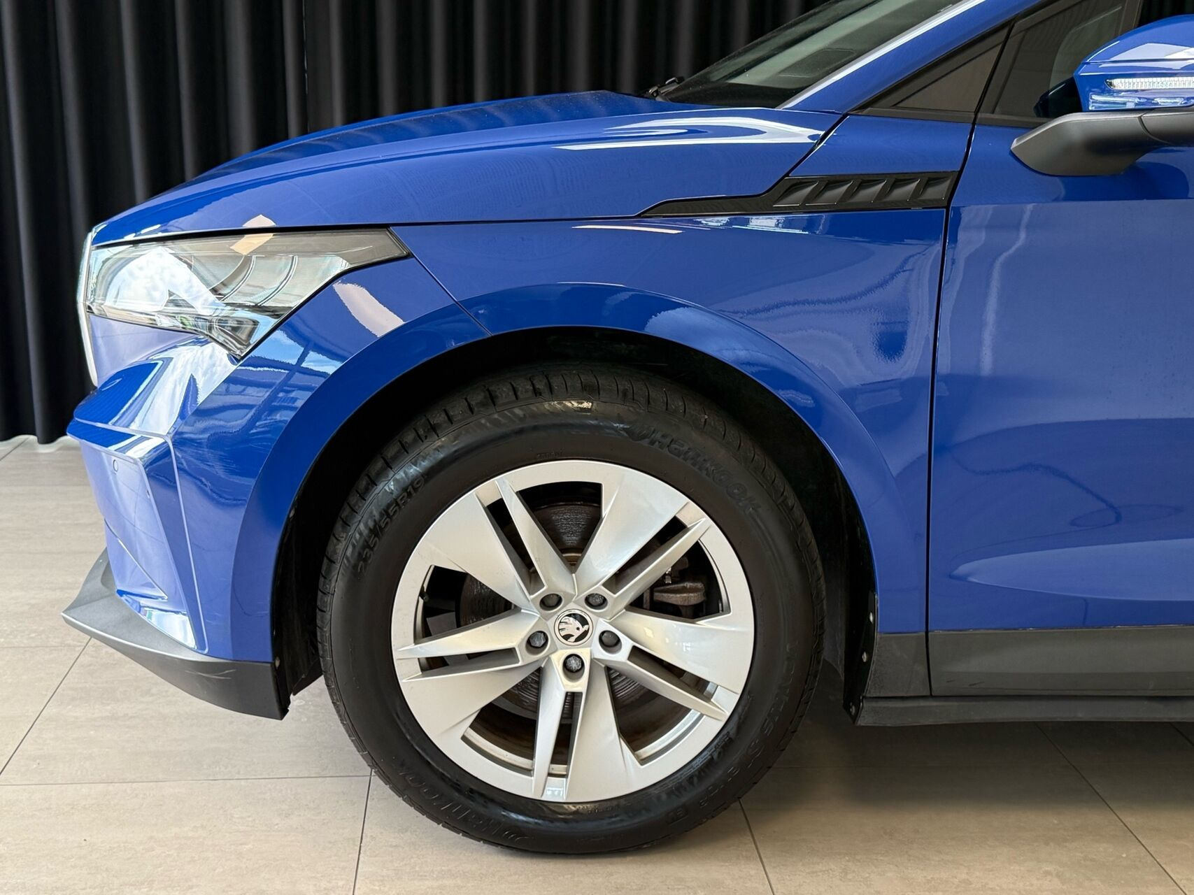 Blå Skoda Enyaq fra 2023