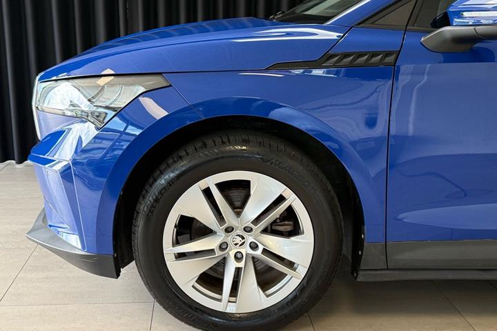 Blå Skoda Enyaq fra 2023