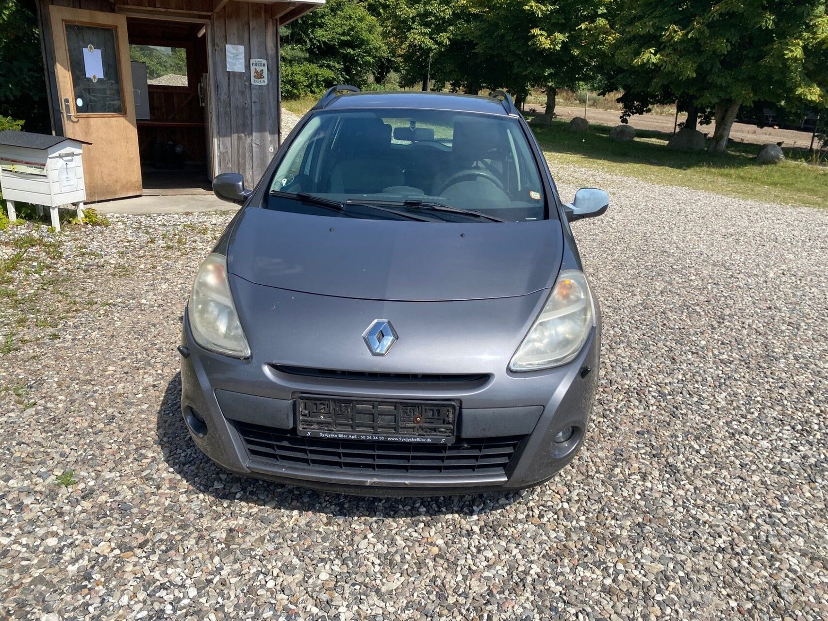Grå Renault Clio fra 2011