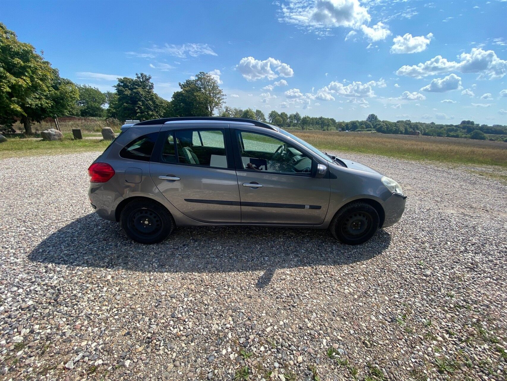 Grå Renault Clio fra 2011