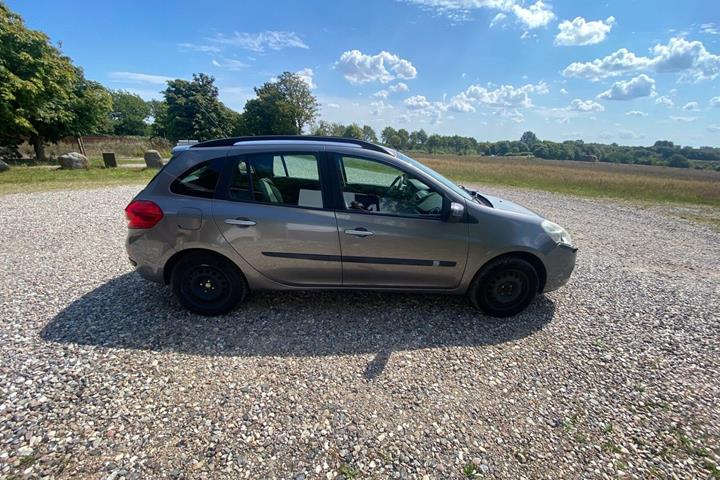 Grå Renault Clio fra 2011