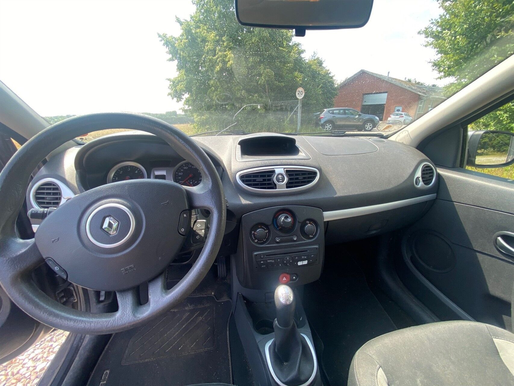 Grå Renault Clio fra 2011
