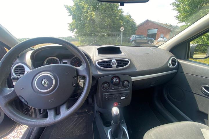 Grå Renault Clio fra 2011