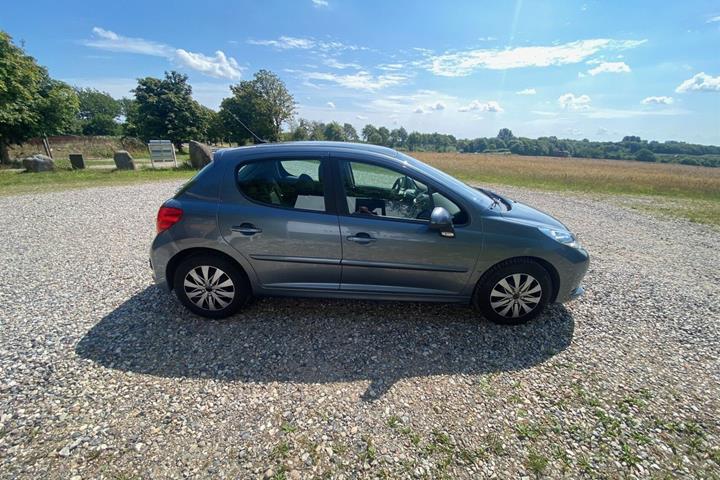 Grå Peugeot 207 fra 2008