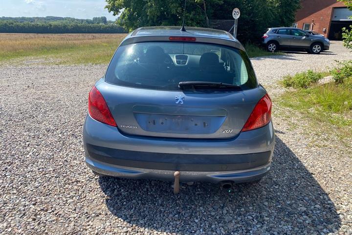 Grå Peugeot 207 fra 2008
