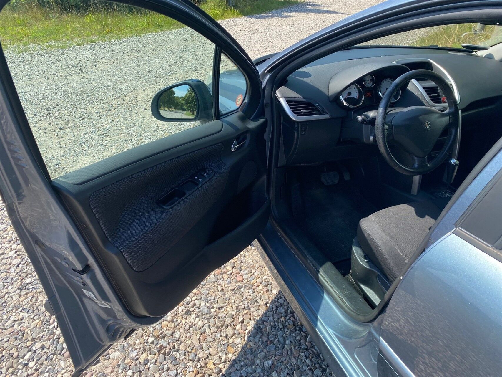 Grå Peugeot 207 fra 2008