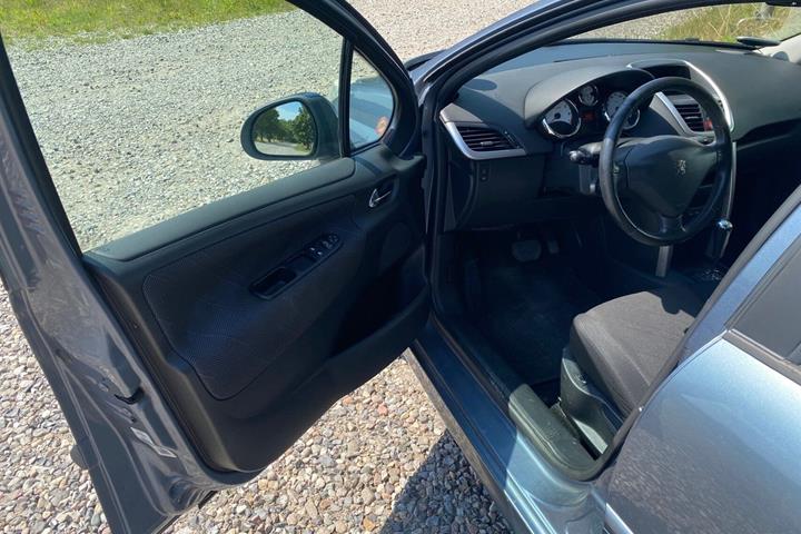 Grå Peugeot 207 fra 2008