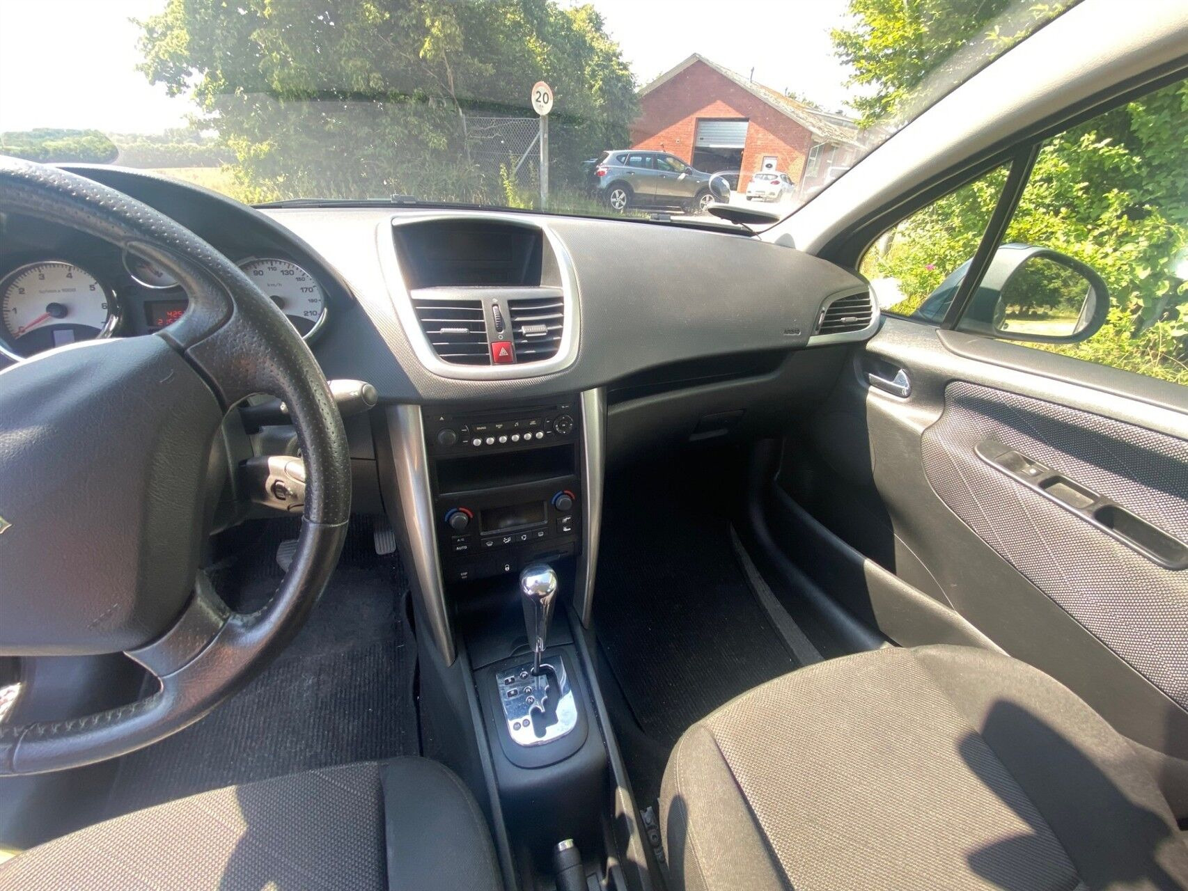 Grå Peugeot 207 fra 2008