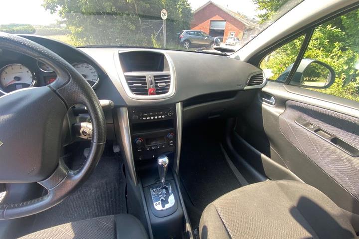 Grå Peugeot 207 fra 2008