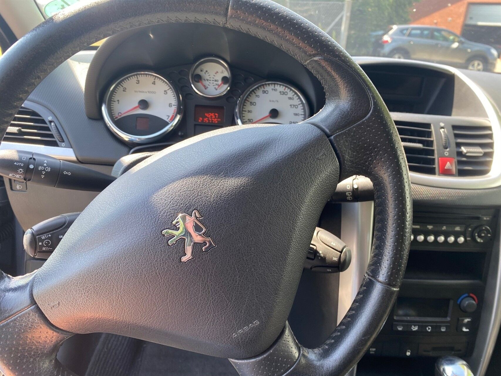 Grå Peugeot 207 fra 2008